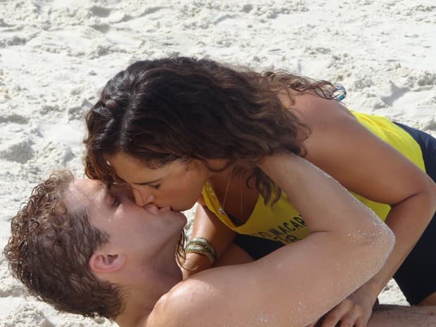 ‘‘Babilônia’’: após ser beijada por Vinícius, Regina arma barraco