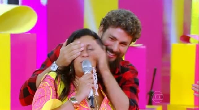 "Esquenta" marca boa audiência e garante liderança isolada