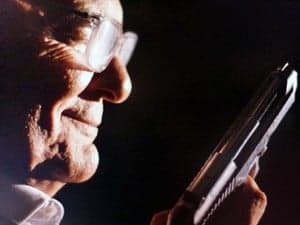 "Império": Silviano atira e mata caseiros da mansão em Petrópolis