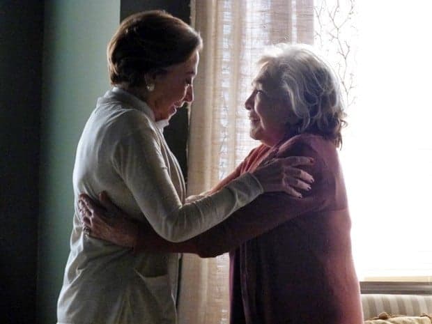 "Babilônia": Teresa diz a Estela que as duas finalmente poderão se casar