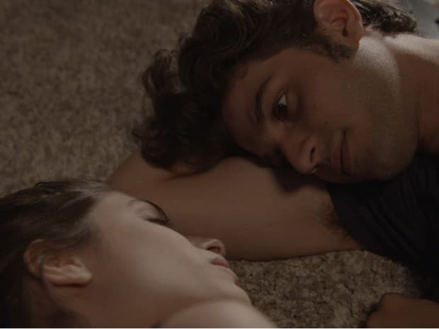 "Babilônia": Laís revela segredo para Rafael