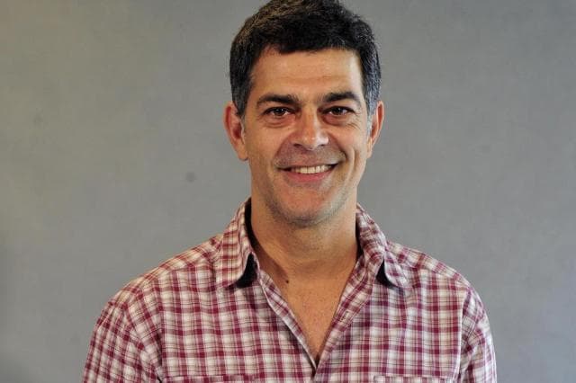 Dez anos longe das novelas, Eduardo Moscovis deve retornar em "Favela Chic"