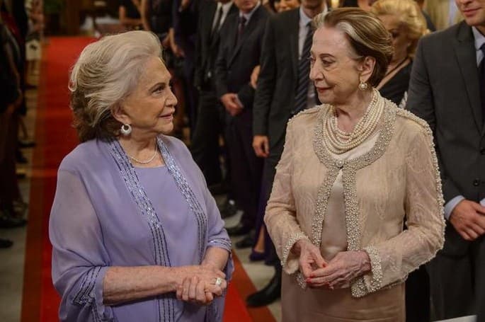 "Eu estou com horror a você", dispara Estela para Teresa em "Babilônia"