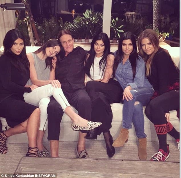 Ex-padrasto de Kim Kardashian afirma estar trocando de sexo: ‘‘Para todos os efeitos eu sou uma mulher’’