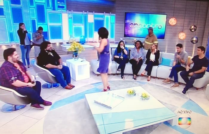 Ao vivo lâmpada explode no "Encontro" e bombeiro entra no palco; confira
