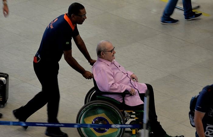 Jô Soares aparece de cadeira de rodas em aeroporto