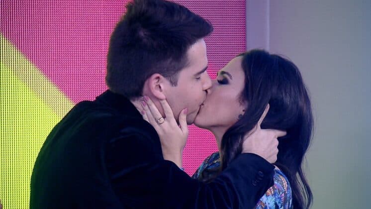 Tatá Werneck tasca beijão em Luiz Bacci e elogia o apresentador