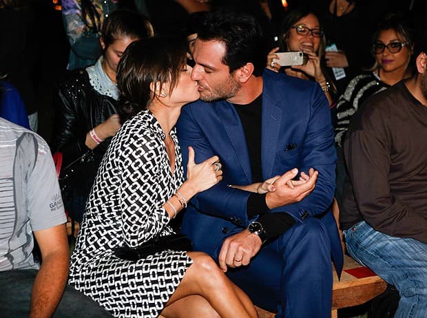 Deborah Secco e Rodrigo Lombardi se beijam durante evento; entenda