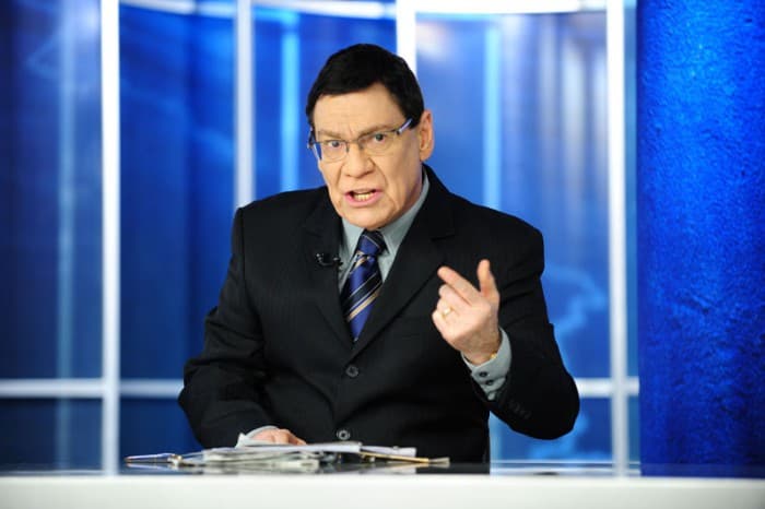 Jornalista do SBT chama depressivos de "covardes" e gera revolta