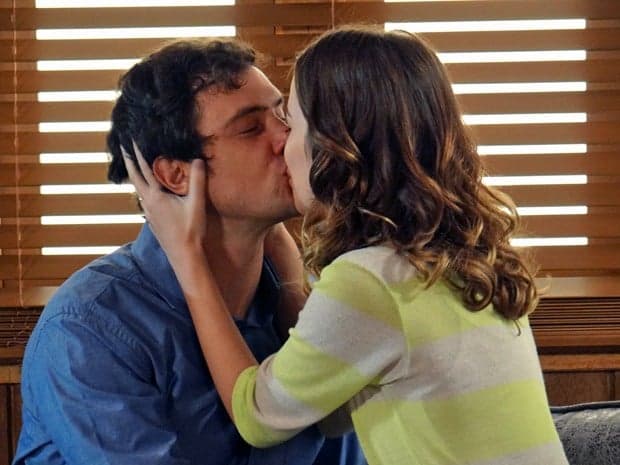 "Alto Astral": Laura se encontra com Caíque e os dois planejam vingança contra Marcos