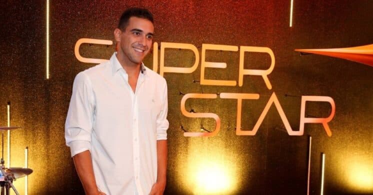 "Não me visto para os outros", diz André Marques após crítica
