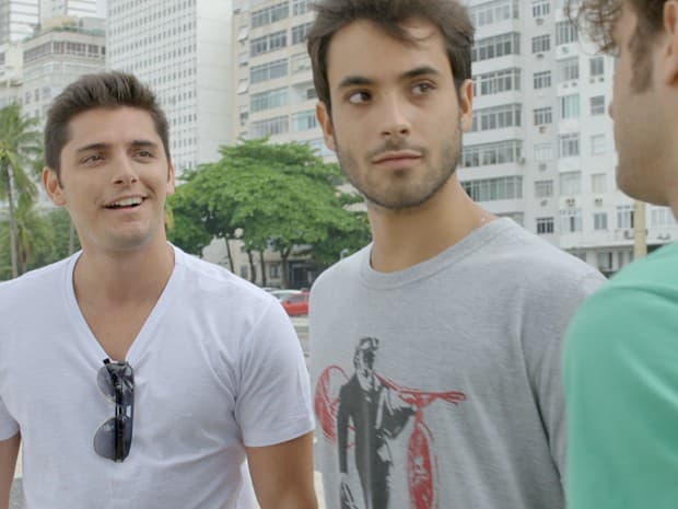 "Babilônia": Guto insinua que Rafael e Ivan são mais do que amigos