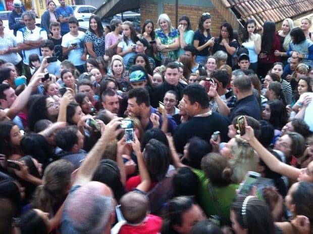 Vencedor do "BBB15", Cézar Lima visita colegas de faculdade cercado por seguranças