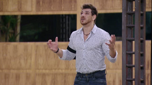 Será que as preces serão atendidas? Cézar reza e pede para ganhar o prêmio milionário do ‘‘BBB’’