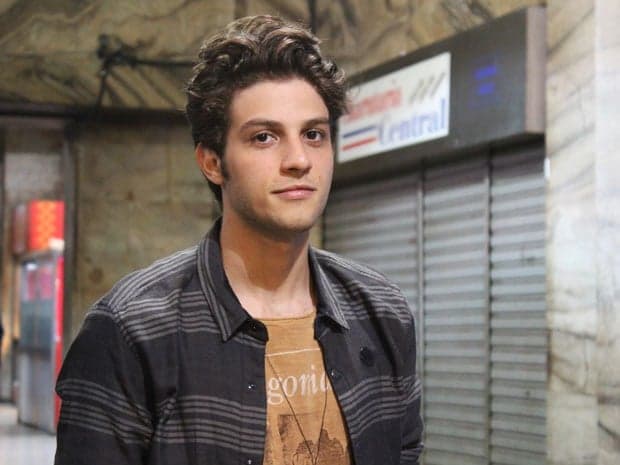 Chay Suede muda o visual radicalmente; confira!