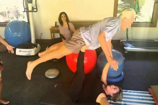 Aos 87 anos, Cid Moreira impressiona em aula de pilates