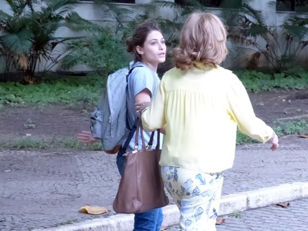 "Babilônia": Consuelo atrapalha encontro de Rafael e Laís