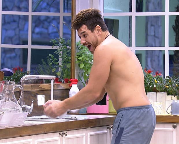 "BBB15": Empolgado com música, Cézar 'voa' de vassoura pela casa