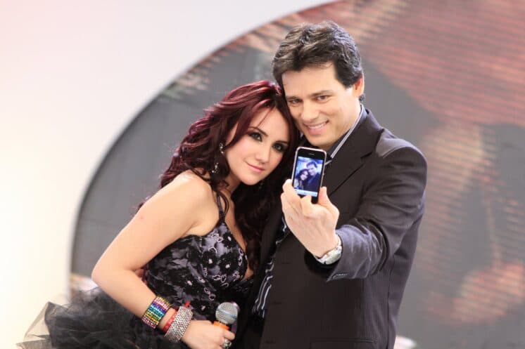 Dulce Maria retorna ao Brasil estará no "Domingo Legal" desta semana