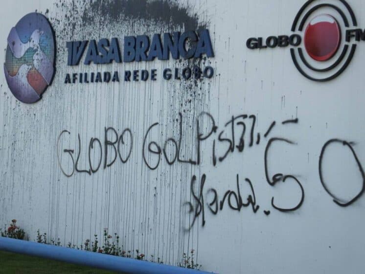 Fachada de afiliada da TV Globo em Caruaru (PE) é pichada por vândalos
