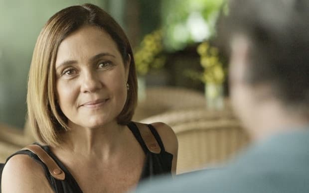 "Babilônia": Inês irá salvar Evandro de ser flagrado com garota de programa