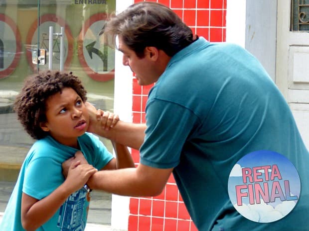 "Alto Astral": Marcos ameaça Azeitona, leva soco na cara e Sueli grita: ‘Solta o meu filho!’; confira o resumo do capítulo desta quarta-feira (29)