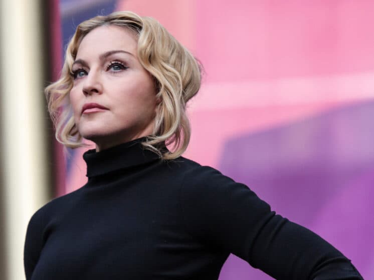 Sem medo, Madonna é vista circulando no Morro da Providência após tiroteio