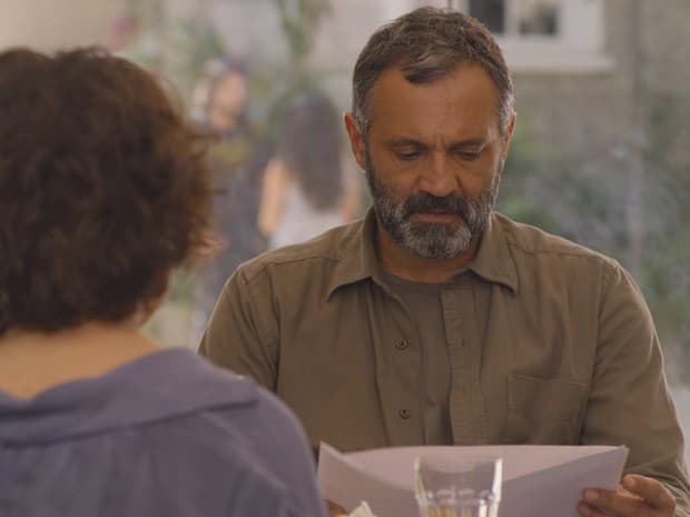 "Sete Vidas": Miguel fica desconcertado ao abrir envelope com uma foto do passado; confira o resumo do capítulo desta segunda-feira (27)
