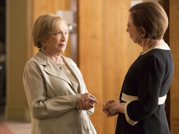 "Babilônia": Teresa desmaia na hora do casamento com Estela