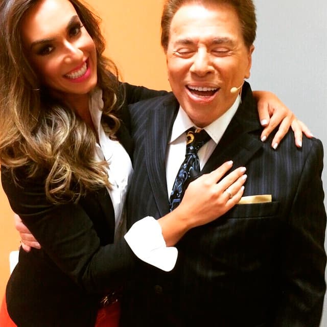 "Morri", declara Nicole Bahls ao tirar foto com Silvio Santos em bastidores