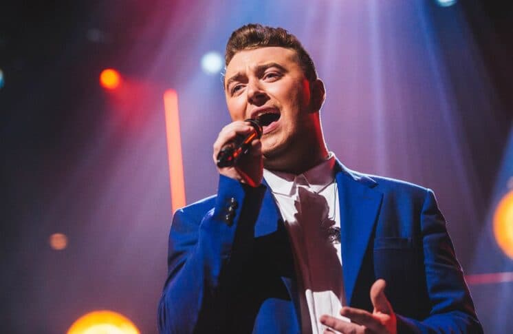 Após sofrer hemorragia nas cordas vocais, Sam Smith cancela shows