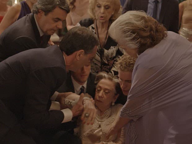 "Babilônia": Teresa desmaia de emoção ao ver o filho; confira o resumo do capítulo desta quinta (23)