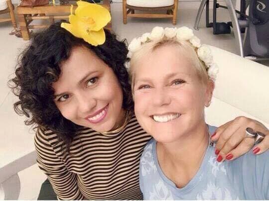 Após duros xingamentos nas redes sociais, humorista se aproxima de Xuxa