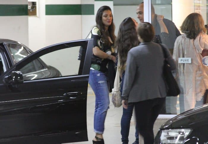 Patrícia Poeta se diverte com marido e amigos em shopping; confira