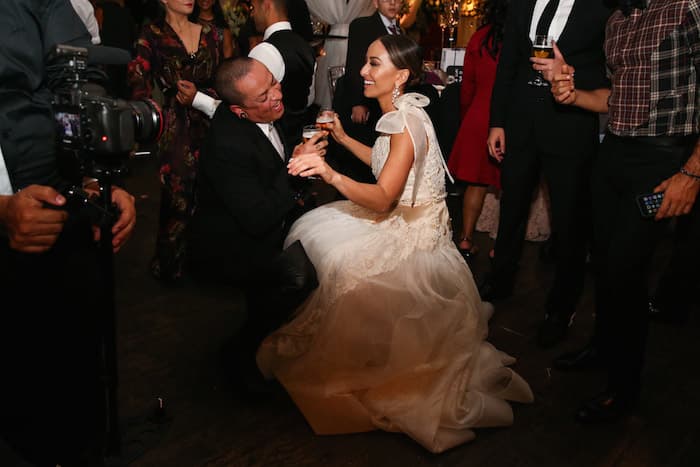 Em festa de casamento, Sabrina Sato rebola até o chão