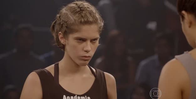 "Malhação": Karina desobedece Gael e apanha feio em luta