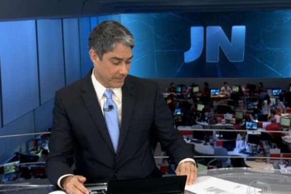 William Bonner faz comentário inusitado, é criticado na web e pede desculpas ao vivo