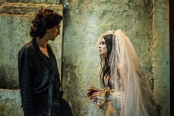 Marina Ruy Barbosa tenta se casar como noiva cadáver em "Amorteamo"