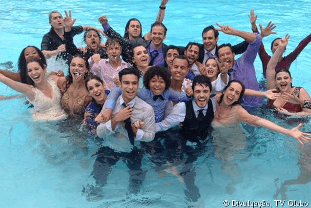 Para comemorar o fim das gravações de "Alto Astral", equipe da novela se joga na piscina; confira!