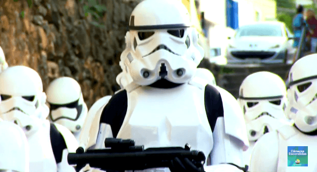 Silvio Santos lança nova pegadinha e assusta pessoas nas ruas com Star Wars; assista!