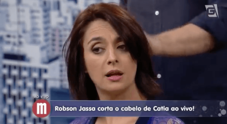 Cátia Fonseca corta os cabelos durante programa ao vivo; confira!
