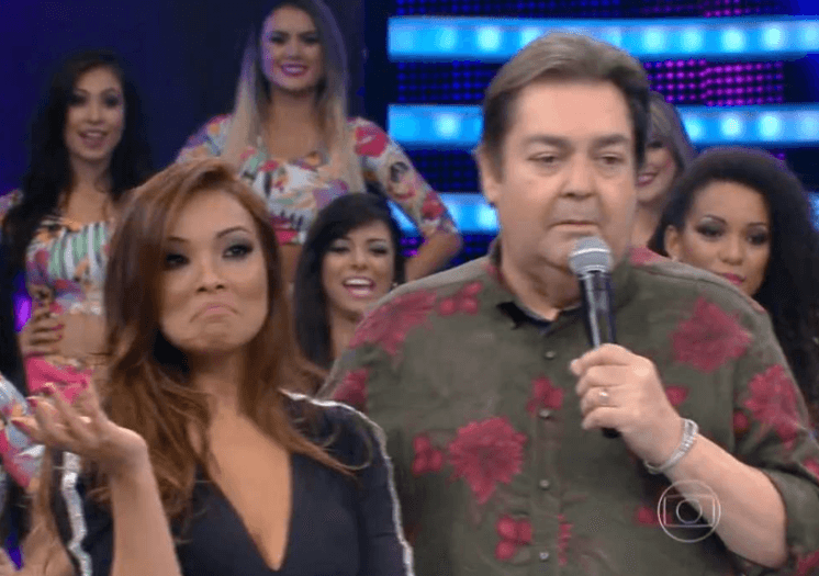 Carol Nakaruma volta ao "Domingão" e finge não saber da existência do ex-Sidney Sampaio; confira!