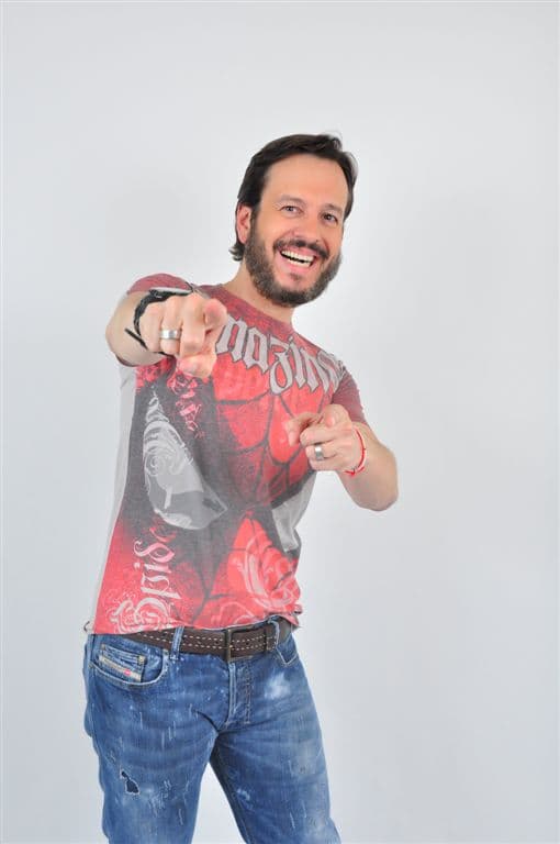 Nas redes sociais, Celso Zucatelli questiona usuários se deve mudar sua aparência; confira