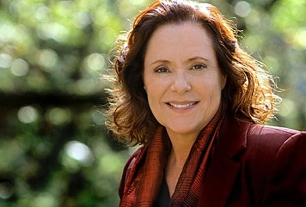 Elizabeth Savalla levou torta na cara com força em Chocolate com Pimenta e se machucou: "Agora quebrei"