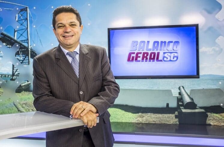 Apresentador da Record é flagrado vendo pornografia na Câmara e se defende