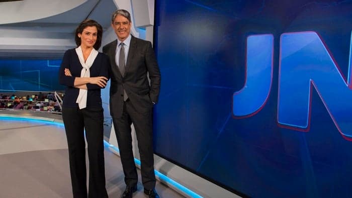 Manifestantes fazem 'aplaudaço' à PF durante a exibição do "Jornal Nacional"