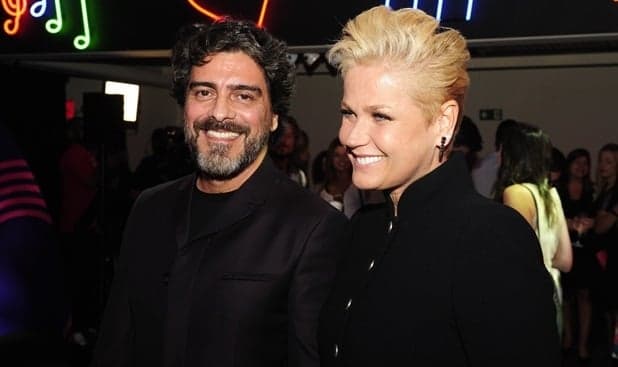 Apaixonados, Xuxa e Junno decidem fazer tatuagens iguais; veja como ficou
