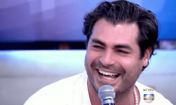Thiago Lacerda chega atrasado e causa saia justa no "Encontro"