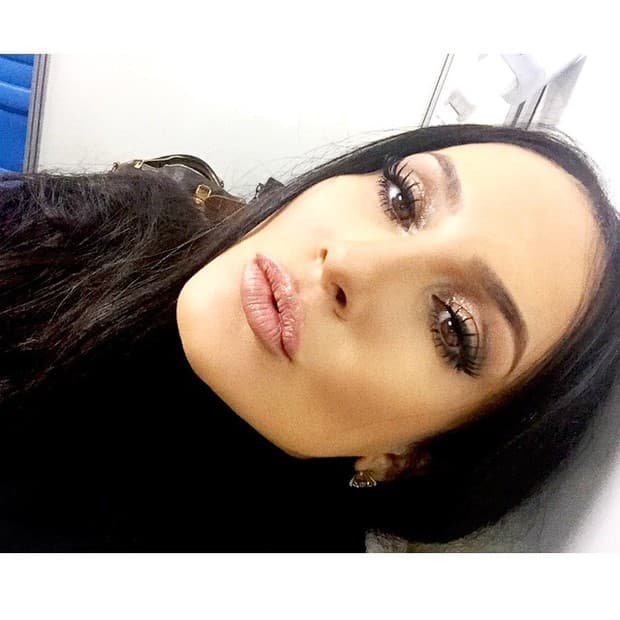 Claudia Leitte se fantasia de Kim Kardashian e causa na internet