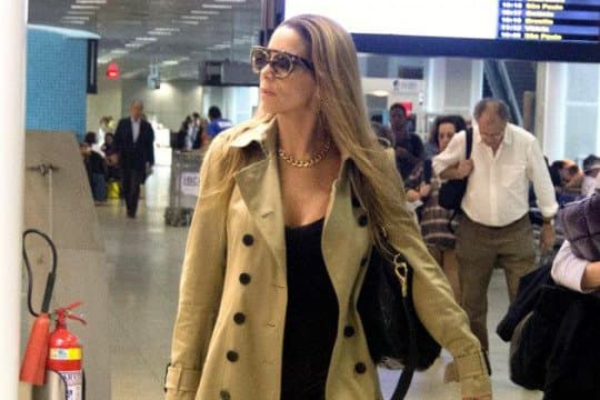 Danielle Winits vai até delegacia prestar queixa contra Leo Dias